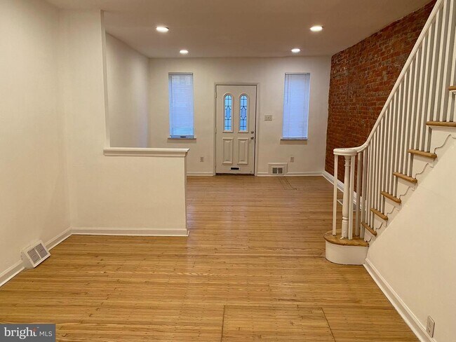 Photo - 1936 McClellan St