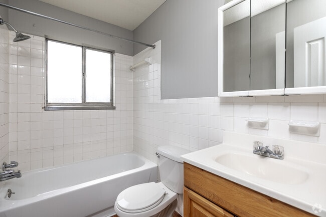 1BR, 1BA - 750 SF - Bathroom