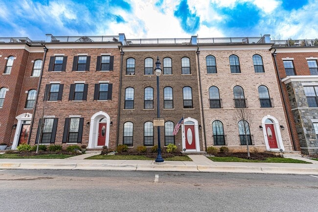 Building Photo - Luxury Townhome with Stunning Views and Pr...