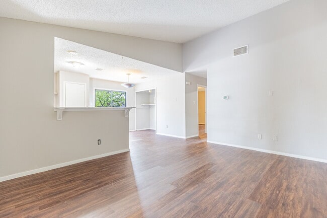 Photo - 6201 Berkett Cove Unidad A