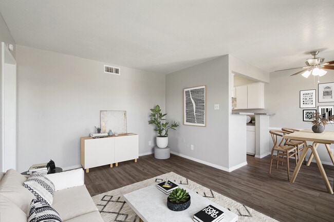 Sala de estar y comedor - The Forum