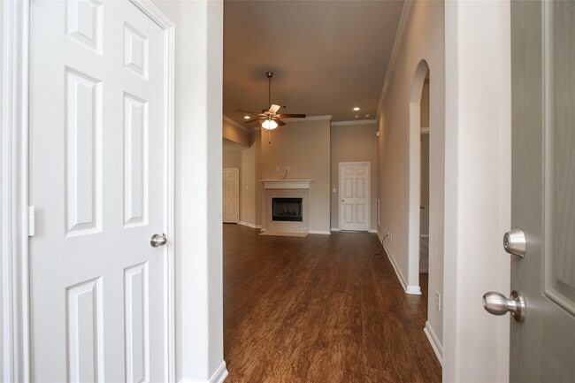 Photo - 8005 Woodward St