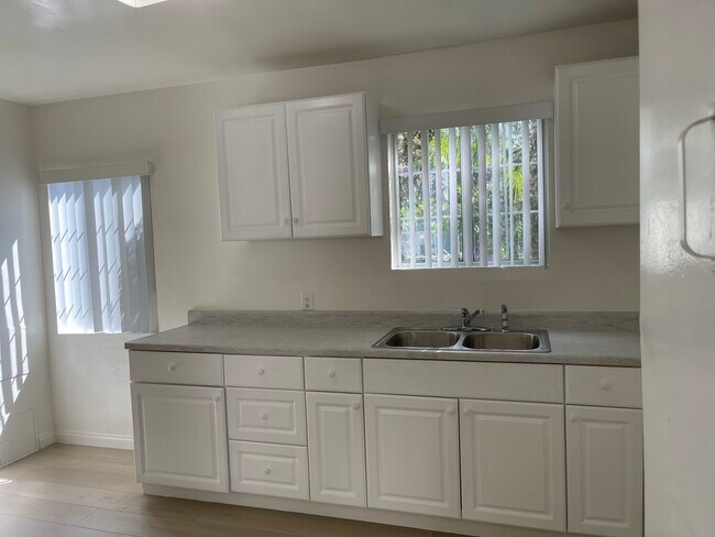 Photo - 5564 Kinston Ave Unidad 5564