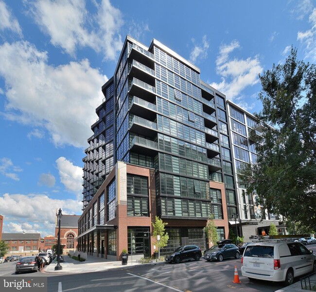 Building Photo - 1300 4th St SE Unit 805