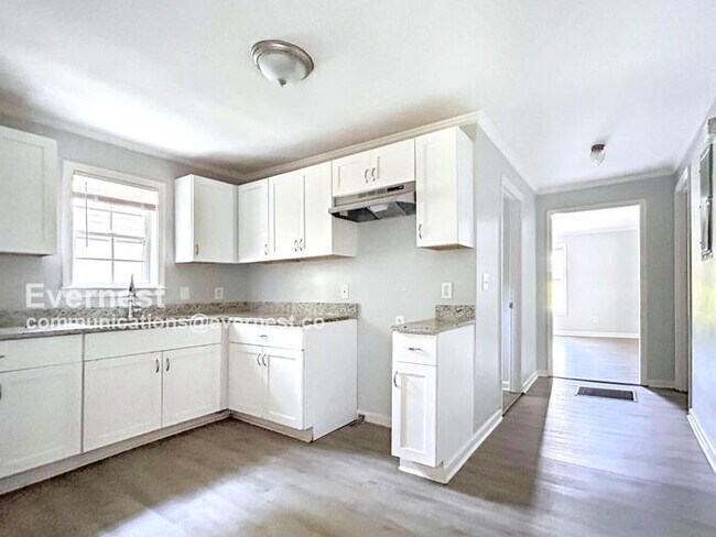 Photo - 747 Gary Rd NW