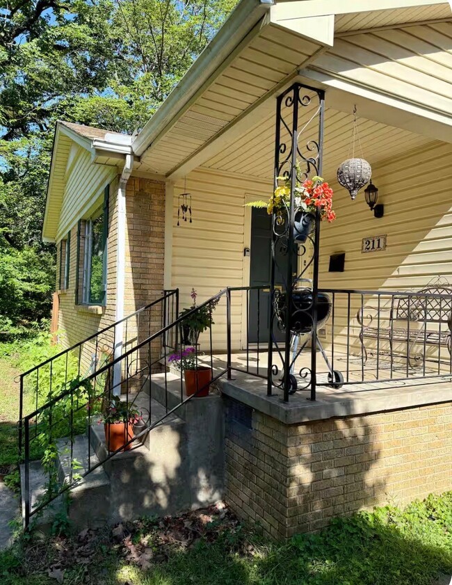 Photo - 211 E G Ave
