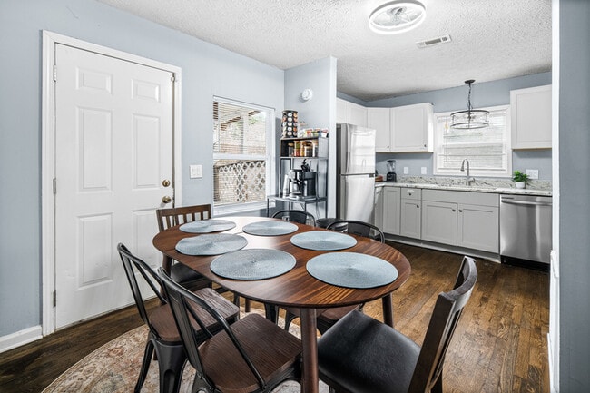 Photo - 866 United Ave SE