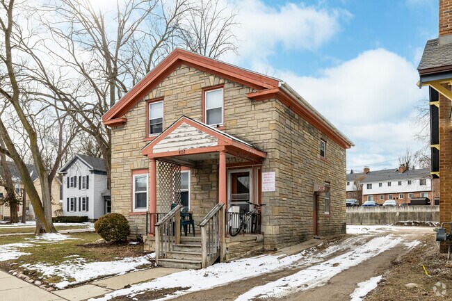 802 S Main St