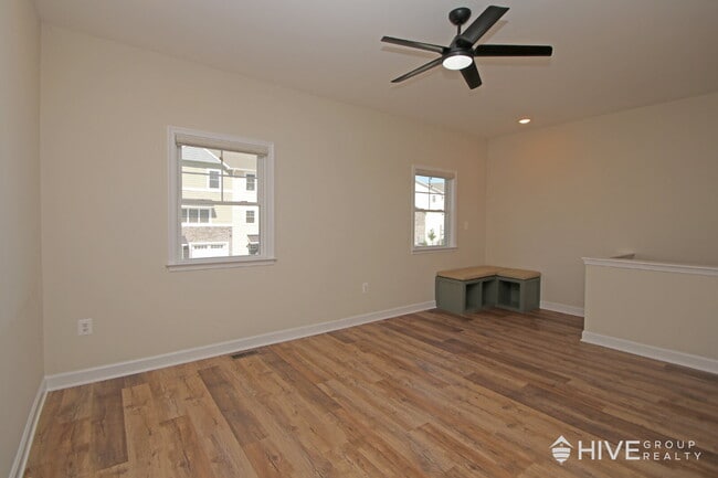 Photo - "Impressive 3-Bed Townhouse with Fenced in Backyard!"