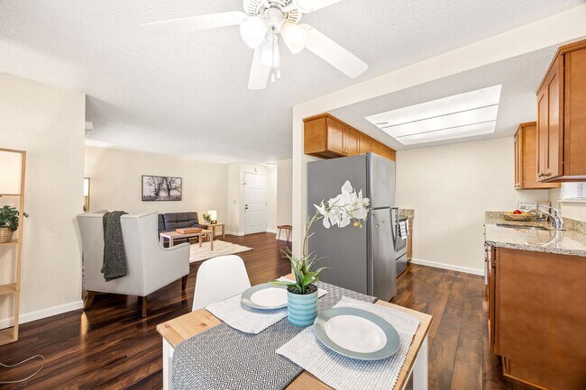 Photo - Charming 2 bed, 1 bath Lynnwood Condo, $1695/mo. Unit D2