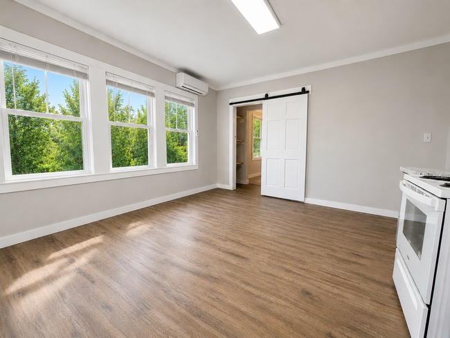 Photo - 307 W Adams St