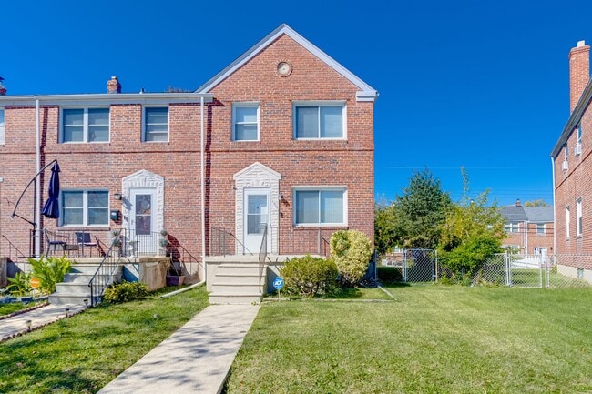Building Photo - Charming End-Unit Townhome