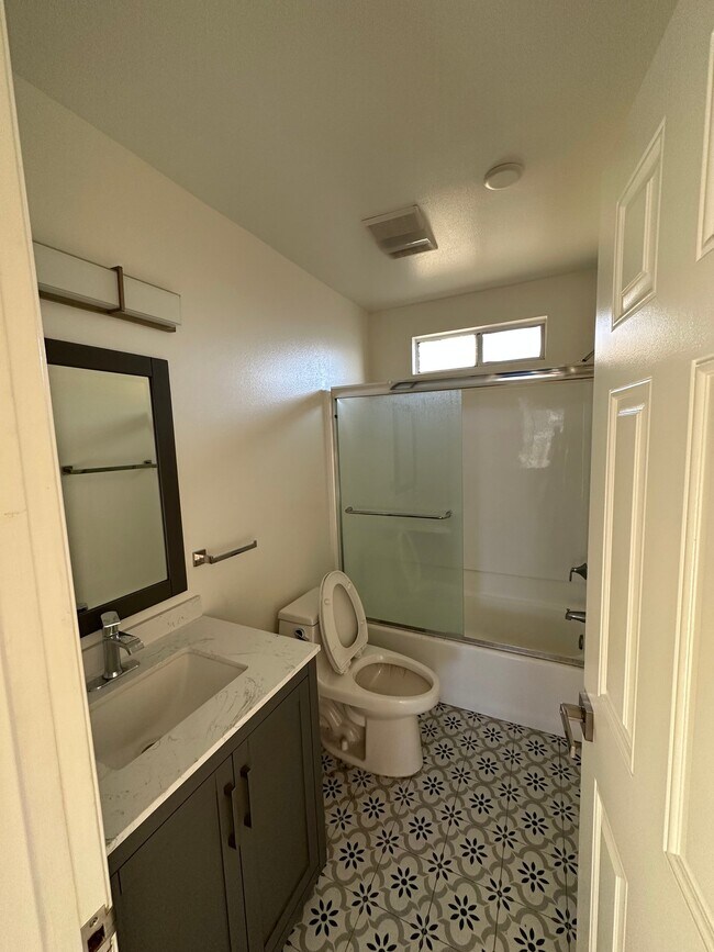 Photo - 721 W 30th St Unidad 12