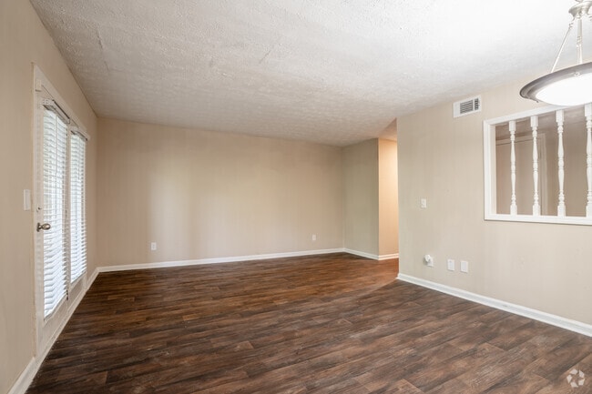 1BR, 1BA - 1,037SF - Living Room
