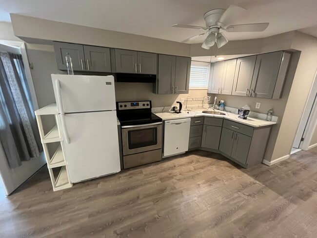 Building Photo - 40 Old Northport Rd Unit first floor