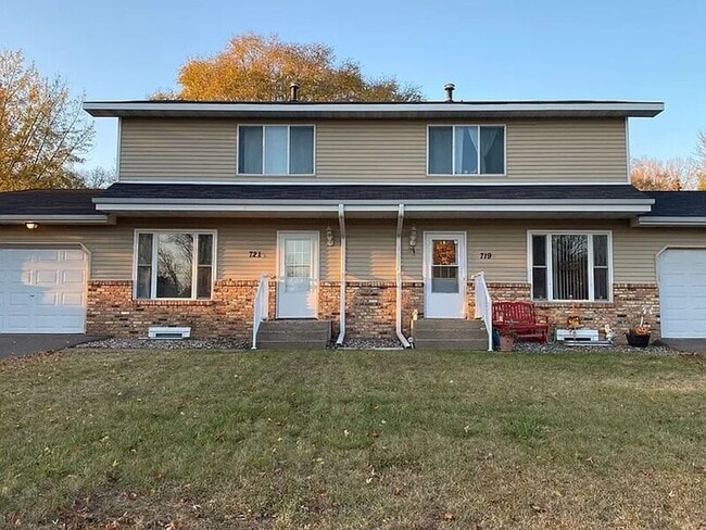 Building Photo - 721 Circle Dr