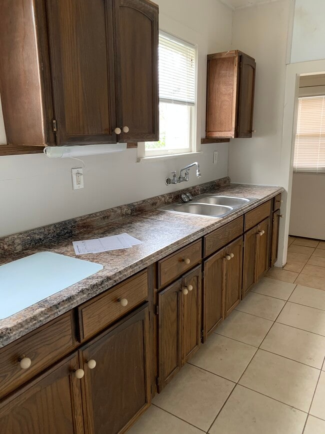 Kitchen - 1041 W Kings Hwy Unit 1041 W Kings Hwy