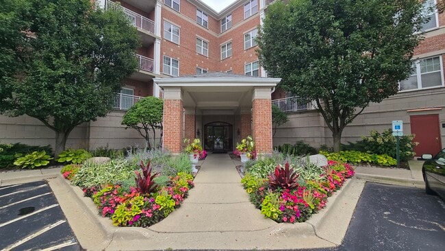 Building Photo - 101 Pointe Dr Unit 302