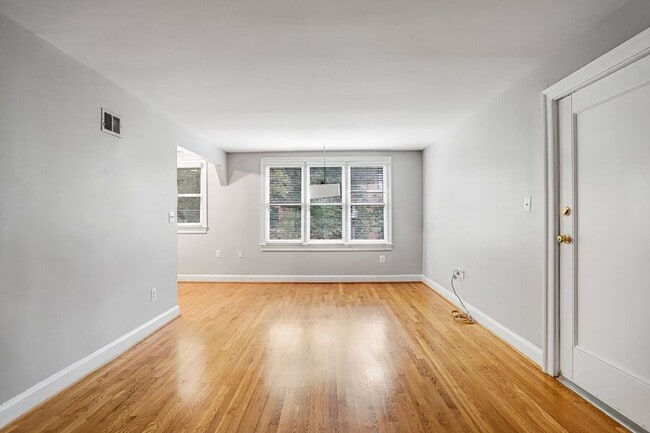 Building Photo - 752 9th St SE Rental