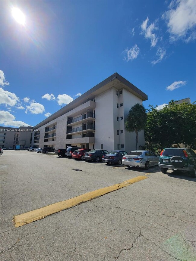 Building Photo - 870 NW 87th Ave Unit 310 Rental