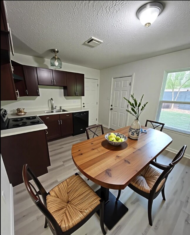 Photo - 5915 Beldart St