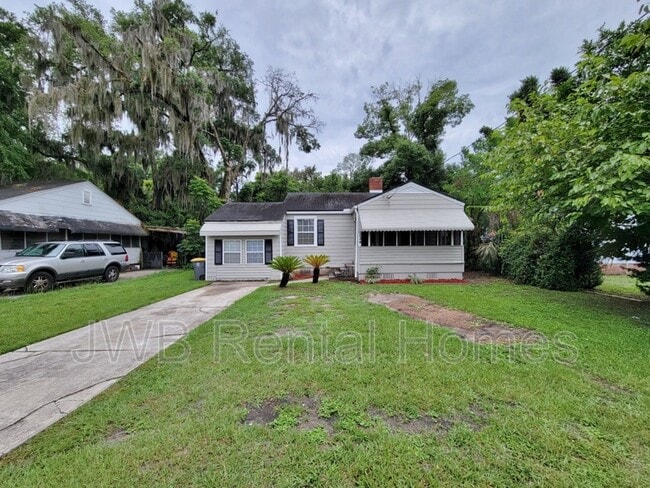 Photo - 524 E 58th St House