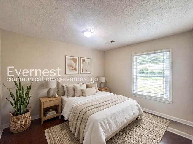 Photo - 2 Bed, 1 Bath Home with Fenced Yard / Pet-Friendly / Available Now!