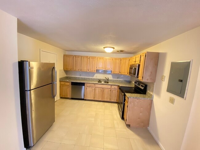 Building Photo - 230 Babcock St Unit 3H