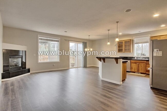 Photo - 907 N 9th Way