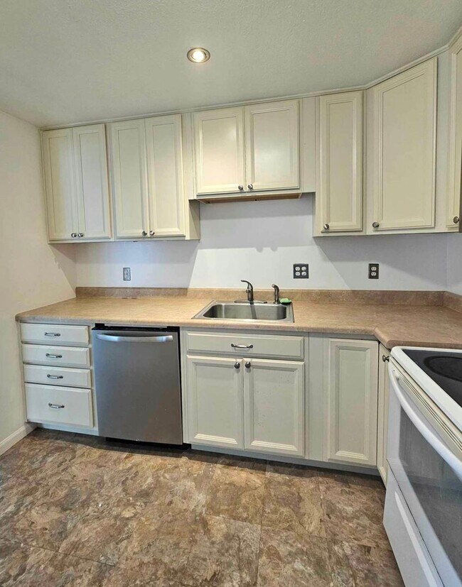 Photo - 1349 Whitney Ave Unit B