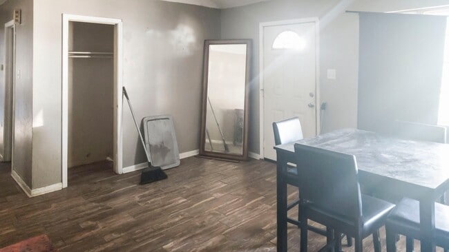 Photo - 204 Truman St