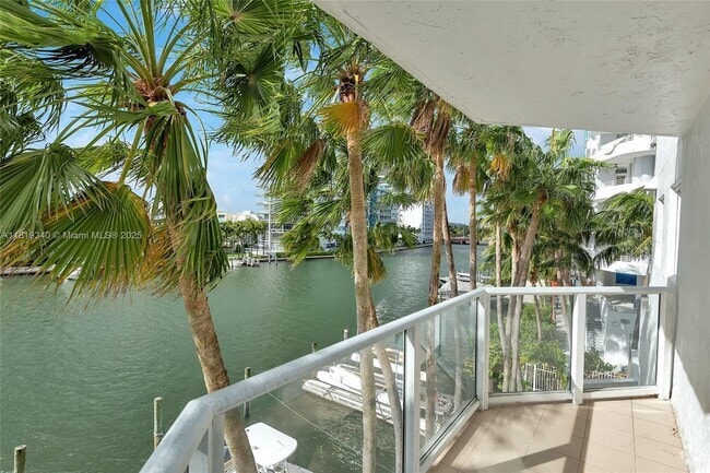 Building Photo - 5900 Collins Ave Unit 408 Rental