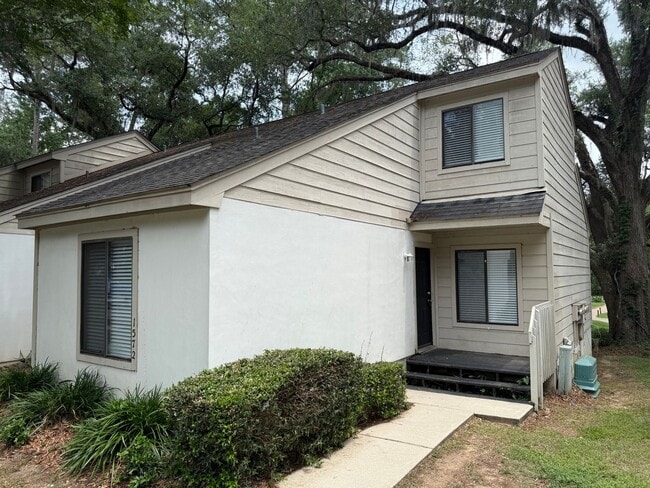 Building Photo - 2 story townhome on Hilaman golf course! Unit 1572
