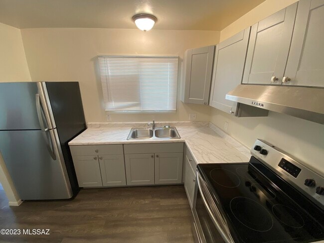 Building Photo - 3325 E Blacklidge Dr