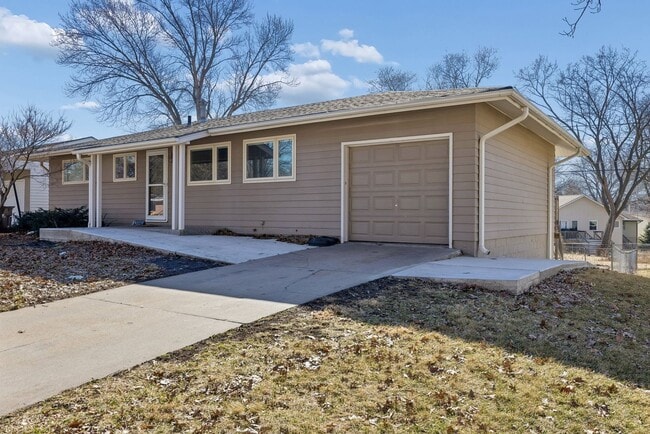 Photo - Inviting 4-Bedroom Lincoln Home with Walkout Lower Level & Easy-Access Entry!!