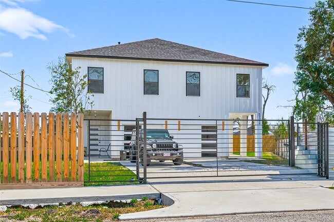 Photo - 5304 Lynnfield St