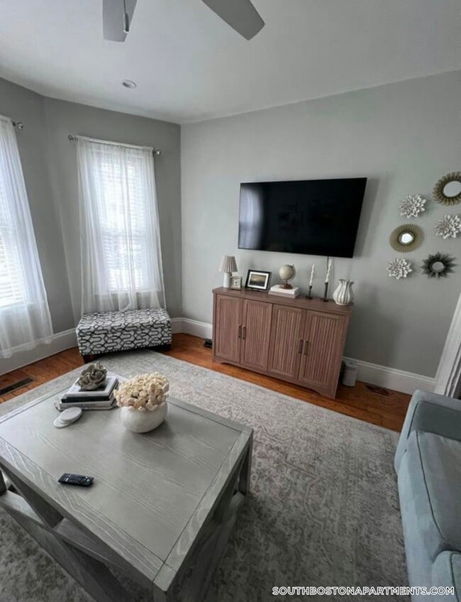 Building Photo - 883 E 4th St