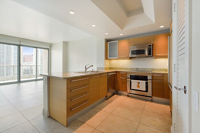 Photo - Turnberry Towers 2105W-Stunning City Views...