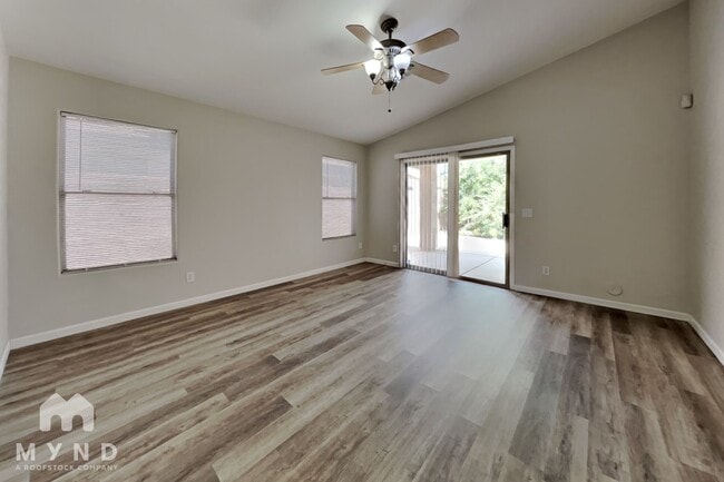 Photo - 714 E Lovegrass Dr