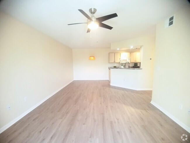 Building Photo - Beautiful 1/1 Condo x Rent @ The Crest at ... Unit 1131