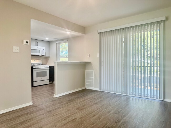 Photo - Lakeside Apartments