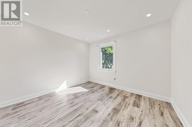 Photo - 1496 Simcoe St N