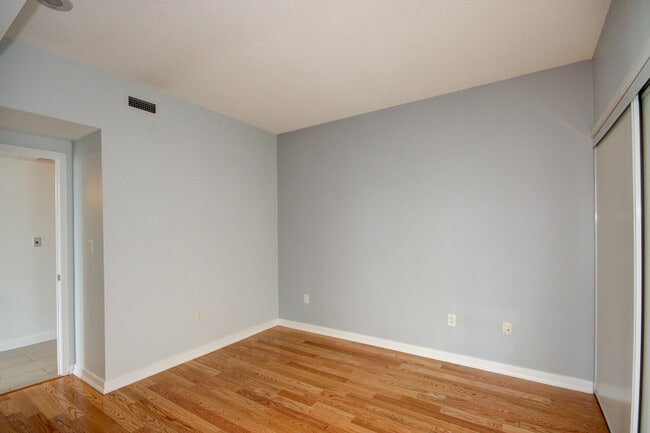 Photo - 15-915 Brunel Ct