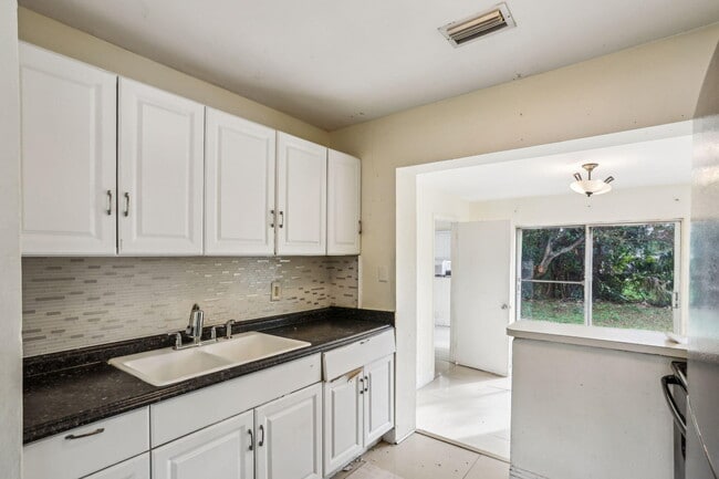 Photo - 520 NE 45th St