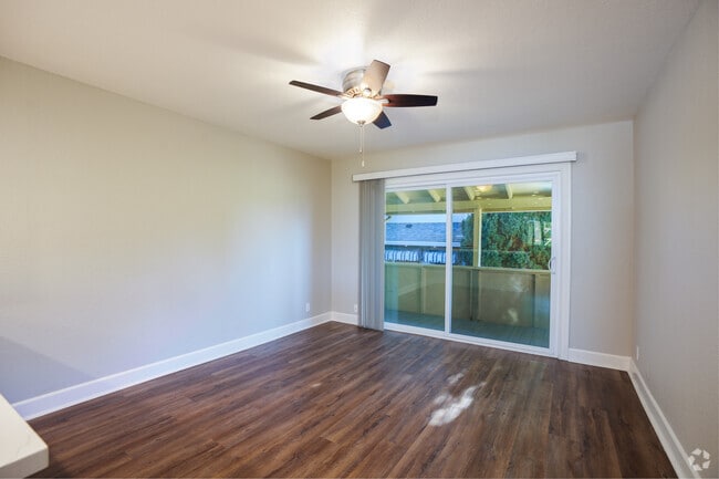 1BR, 1BA - 600SF Upgraded - Living Room