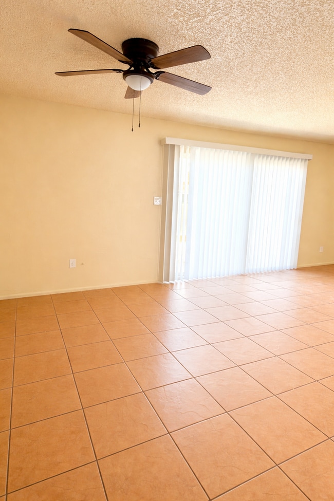 Photo - Triplex - Ave A Unidad 1081 S Avenue A, #2