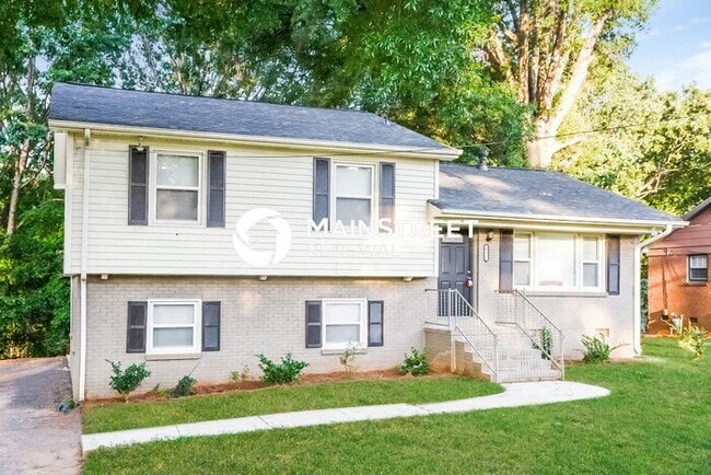 Photo - 4 Bedroom Pet-Friendly Home in Charlotte, NC with Main Street Renewal