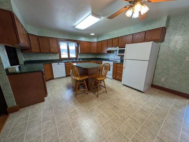 Photo - 4 Bedroom 2 Bathroom House - Middlebury