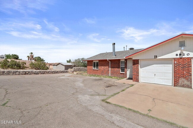 Photo - 8920 Leo St