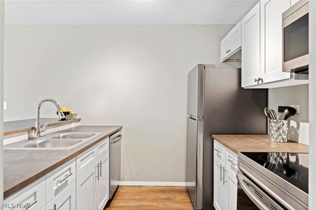Building Photo - 10524 Clifton Blvd Unit 201